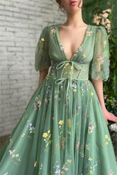 Hermoso vestido de fiesta verde con escote en V y apliques en forma de A